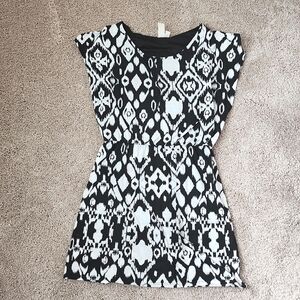 Black & white dress or tunic top